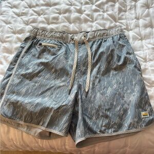 Vuori Men's Light Gray Patterned Shorts